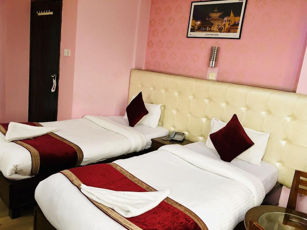 Backyard Hotel Катманду Екстериор снимка